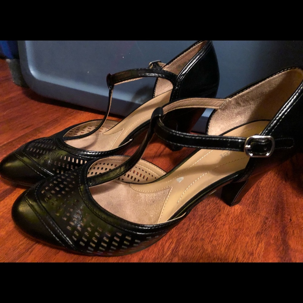 Naturalizer t-back pumps